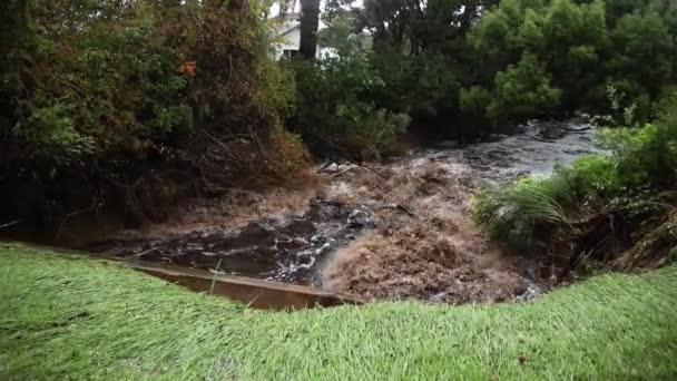 Rzeka Gwałtowna Podczas Powodzi Pobliżu Domów Statyczny Strzał Ręczny — Wideo stockowe