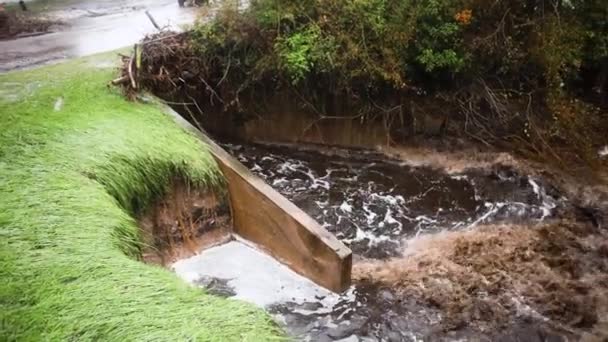 Rápidos Fluviales Precipitados Desde Tierras Erosionadas Por Inundaciones Pan Derecha — Vídeos de Stock