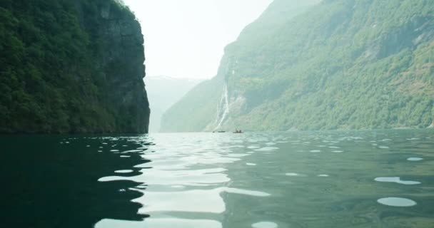 Lidé Pádlovat Kajak Zeleném Geiranger Fjord Údolí Jasném Ranním Slunci — Stock video