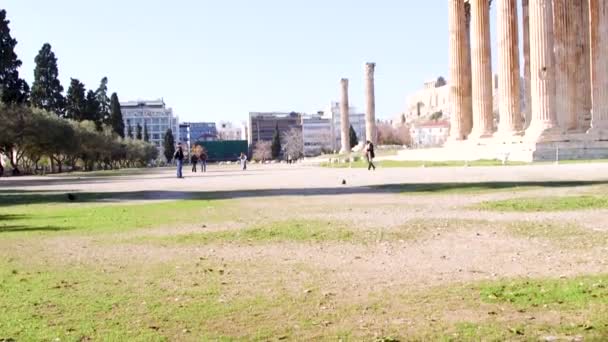 アテネ ギリシャの中心部の古代遺跡で観光客の晴れた日 — ストック動画
