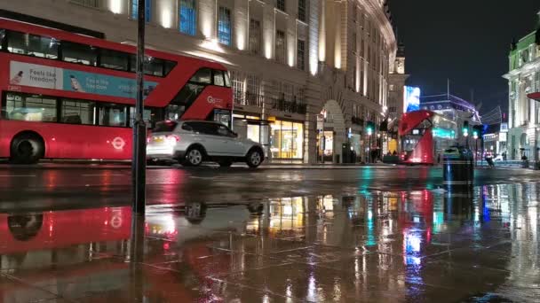Kétszintes Híres Piros Városi Busz Autó Forgalom Londonban Esős Éjszakákon — Stock videók