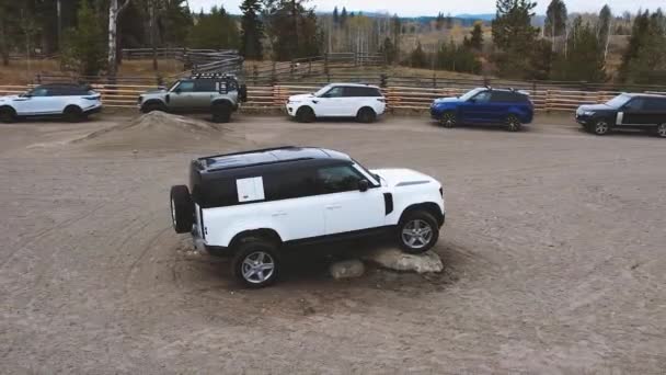 Land Rover Defender Auf Felsen Mitten Studium — Stockvideo