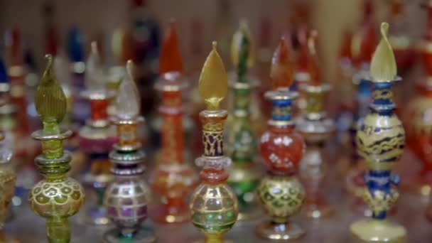 Visning Färgglada Miniatyrglas Med Detaljerade Mönster Tunisiska Parfymflaskor Butik Skjuten — Stockvideo