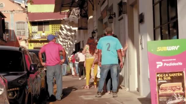 地元の医療センターで治療を受けるために歩道で行列を待っている人々 彼らはしばらくの間根気よく立っているので カスコViejo パナマ市 — ストック動画