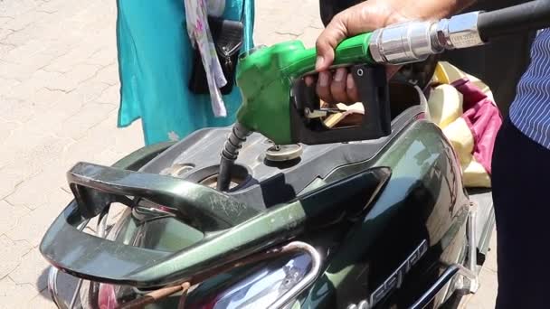 Employé Pompe Essence Remplit Réservoir Scotty Carburant — Video