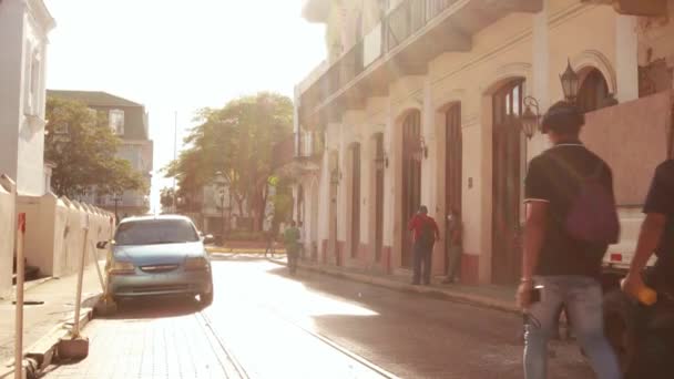Adam Independence Meydanı Doğru Düz Bir Yolda Yürüyordu Sabah Güneşinin — Stok video