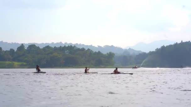 Мужчины Гребут Озере Гватемальцы Озере Мужчины Гребут Размытыми Лицами — стоковое видео