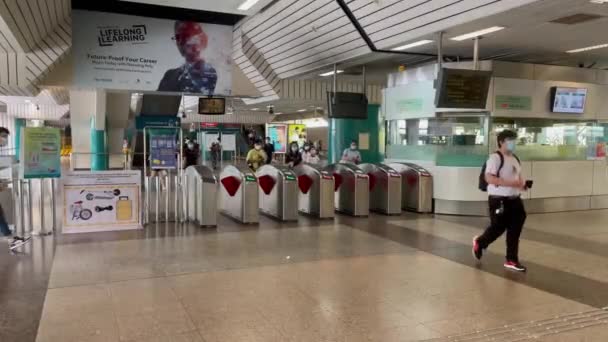 Pendler Vor Dem Bahnhof Ang Kio Mrt Einem Morgen — Stockvideo