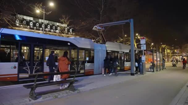 晚上在车站为可再生能源充电的电动汽车 全息图与屋顶接触充电 — 图库视频影像