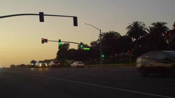 Zeitraffer Stoppt Und Fährt Der Autoverkehr Ampeln Fußgänger Überqueren Straße — Stockvideo