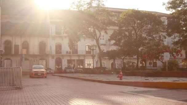 独立広場の周りを移動するタクシーは パナマ中央ホテルの入り口に近づいて 美しい早朝に観光客のグループを収集し カスコViejo パナマ市 — ストック動画