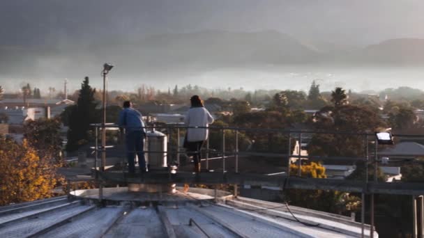 Persone Che Guardano Oltre Area Urbana Con Catena Montuosa Nebbiosa — Video Stock