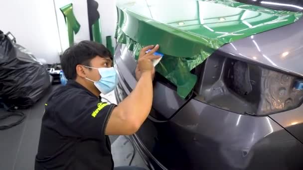 Specjalista Owijania Samochodów Stosuje Ochronną Folię Winylową Tułowiu Aby Zmienić — Wideo stockowe