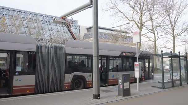 Nowa Technologiczna Elektryczna Stacja Autobusowa Szybkiego Dostarczania Czystej Energii Podczas — Wideo stockowe