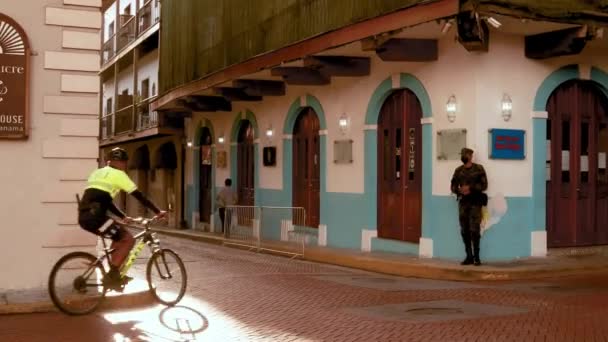 Poliser Mountainbikes Rider Genom Stadens Gator Casco Viejo Hälsar Kollega — Stockvideo