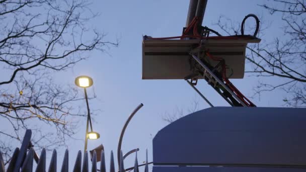 黄昏时分 公共汽车在汽车站接受可再生能源电 气候智能化旅游机会 — 图库视频影像