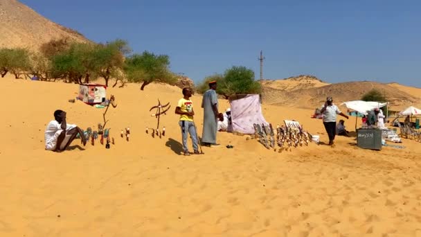 Comerciantes Africanos Vendiendo Souvenirs Tiendas Improvisadas Orilla Arena Del Río — Vídeos de Stock