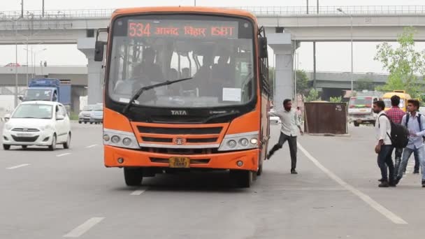 Dagliga Pendlare Komma Lokala Delhi Transport Corporation Offentliga Buss — Stockvideo