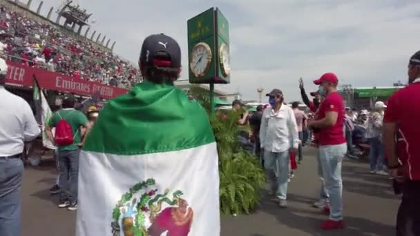 Joven Fanático Latino Con Bandera Mexicana Como Capa Grand Prix — Vídeos de Stock