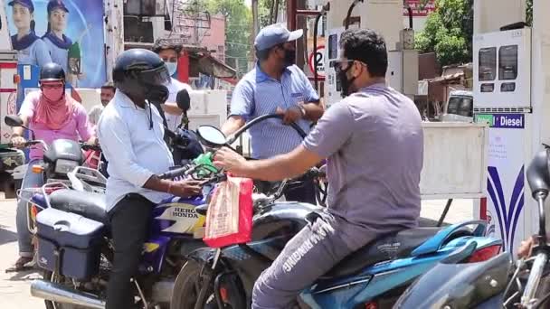 ガソリンポンプの従業員はバイクで燃料を満たします — ストック動画