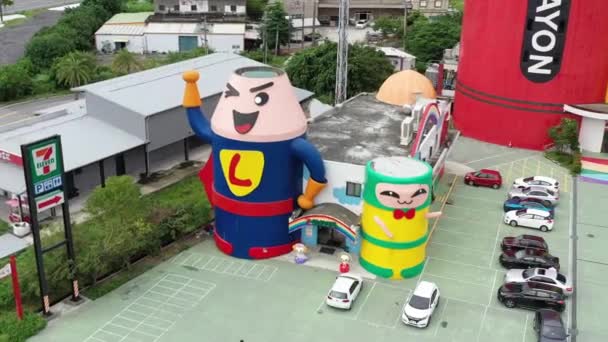 Aerial Pan Shot Famous Convenience Store Located Next Lucky Art — Stock Video