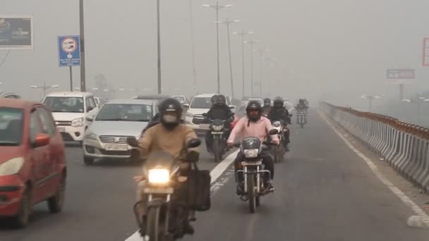 2021年11月12日のインドのニューデリーでの朝の汚染による高密度の煙の中での飛行中の交通の眺め — ストック動画