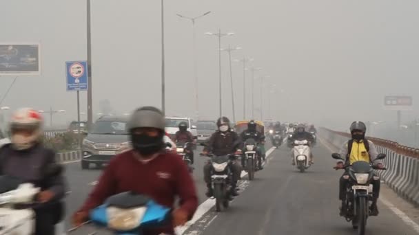 Una Vista Del Tráfico Que Mueve Paso Elevado Denso Smog — Vídeos de Stock