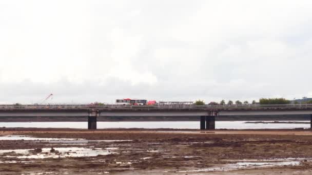 パナマ運河の砂と地面の下のシンタ コステラ橋を横断するバスのショット海の水が低潮の間に後退したので パナマ市 — ストック動画