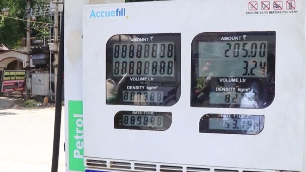 Licznik Pokazuje Niskie Ceny Benzyny Oleju Napędowego Stacji Benzynowej — Wideo stockowe