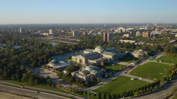 イリノイ州シカゴの科学産業博物館の上空で撮影 — ストック動画