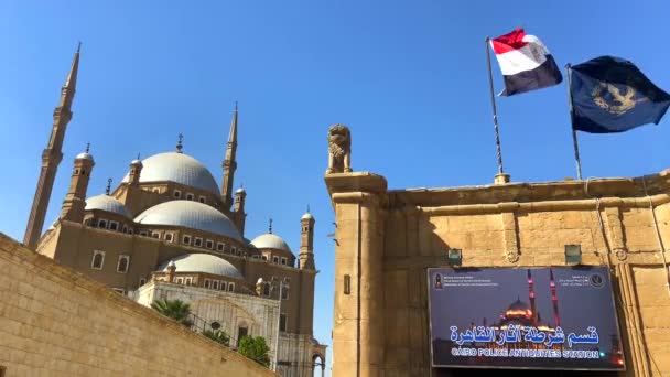 开罗Muhammad Ali Pasha清真寺 Albaster清真寺 埃及国旗在夏日的蓝天迎风飘扬 — 图库视频影像