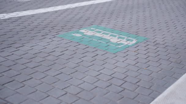 Ônibus Dirige Sobre Logotipo Elétrico Verde Estrada Viagem Limpa Inteligente — Vídeo de Stock