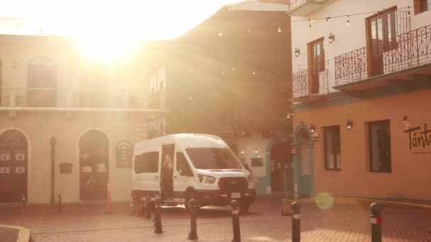 파나마시티 카스코 공무원들을 아름다운 사무실로 운송하는 연락선인 메르세데스 프린터 밴에서 — 비디오