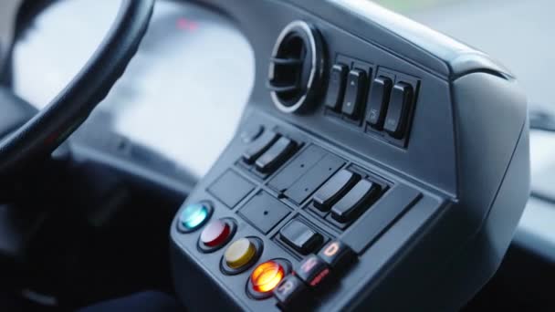 Motorista Ônibus Elétrico Pressiona Botão Pantógrafo Para Subir Carregador Topo — Vídeo de Stock