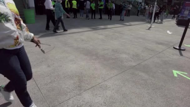 午前中にサーキットに到着した人々は メキシコ市でF1 Gpグランプリを観戦するために — ストック動画