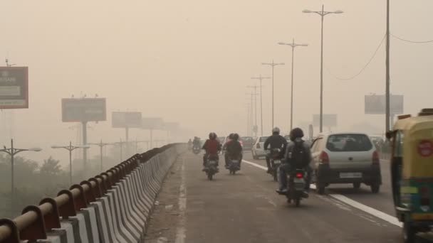 View Traffic Moving Flyover Dense Smog Due Pollution Morning New — Stock Video