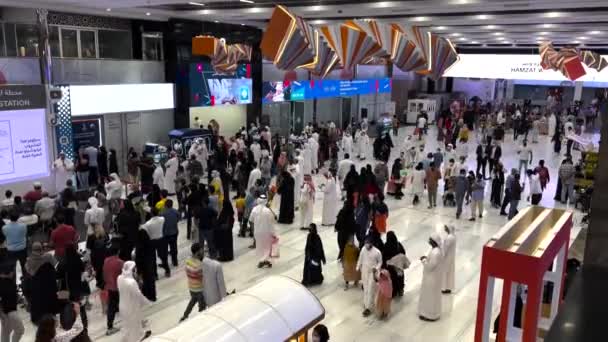 在阿联酋沙迦年度沙迦国际书展期间参观会展中心的游客 高角度 — 图库视频影像