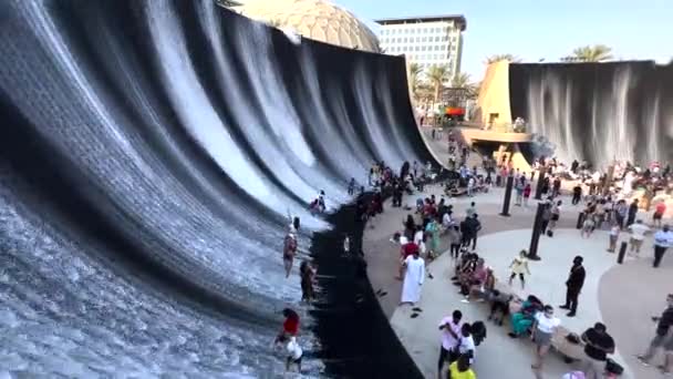 2020世博会水特征 在阿联酋迪拜 游客们正在玩人工瀑布瀑布瀑布瀑布式倾斜垂直城墙游戏 — 图库视频影像