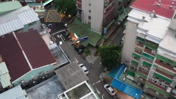 Taipei Şehir Merkezindeki Dar Sokak Trafiğine Bakan Hava Kuşları Yüksek — Stok video