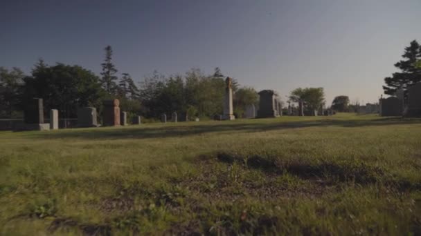 山顶坟场The Hilltop Cemetery 新斯科舍省布里尔岛的一个古老墓地 下午晚些时候阳光明媚 一个人从墓碑中走出来 穿过生锈的大门 露出上面生锈的古老标志 — 图库视频影像