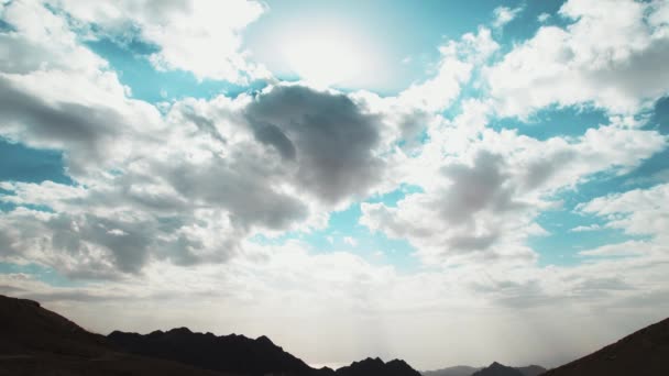 Drone Moviéndose Lentamente Entre Montañas Del Desierto Cielo Colorido Azul — Vídeos de Stock