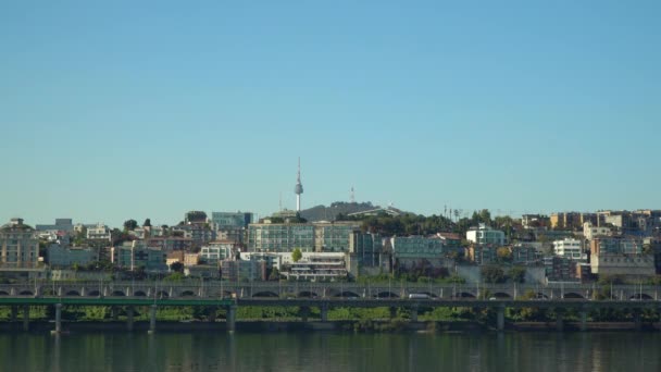 首尔塔台 正式名称为Ytn首尔塔台 俗称南山塔台或首尔塔台 位于汉江蓝天之上 — 图库视频影像