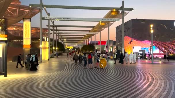 Menschen Auf Dem Opportunity District Dubai Expo 2020 Bei Sonnenuntergang — Stockvideo