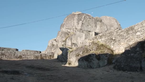 Стены Валуны Крепости Монсанто Португалия Паннинг — стоковое видео