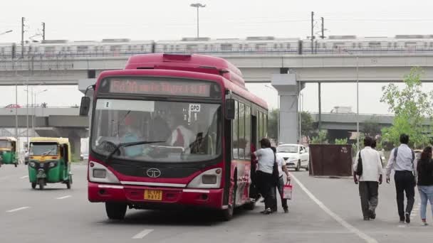 Ημερήσιοι Επιβάτες Που Εισέρχονται Στην Τοπική Delhi Transport Corporation Δημόσια — Αρχείο Βίντεο