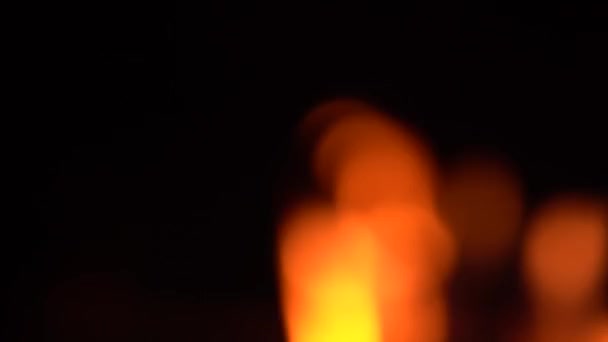 Heldere Oranje Vlammen Branden Zwarte Achtergrond Bokeh — Stockvideo