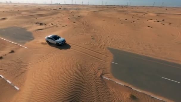 Fpv Vista Del Dron Alrededor Coche Todoterreno Conduciendo Camino Desierto — Vídeos de Stock