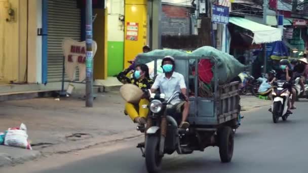 Vietnamees Paar Met Gezichtsmasker Leveren Lading Motor Fiets Mui — Stockvideo