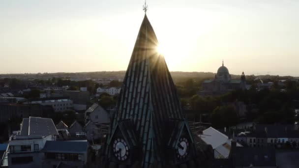 Aerial Сонце Сідає Обрії Поруч Дзвіницею Церкви Голуей Ірландія — стокове відео