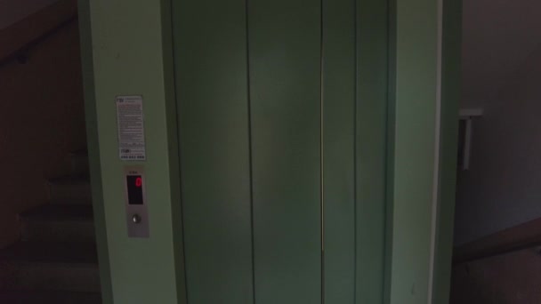 Ожидание Вход Современный Лифт Зеркалом — стоковое видео